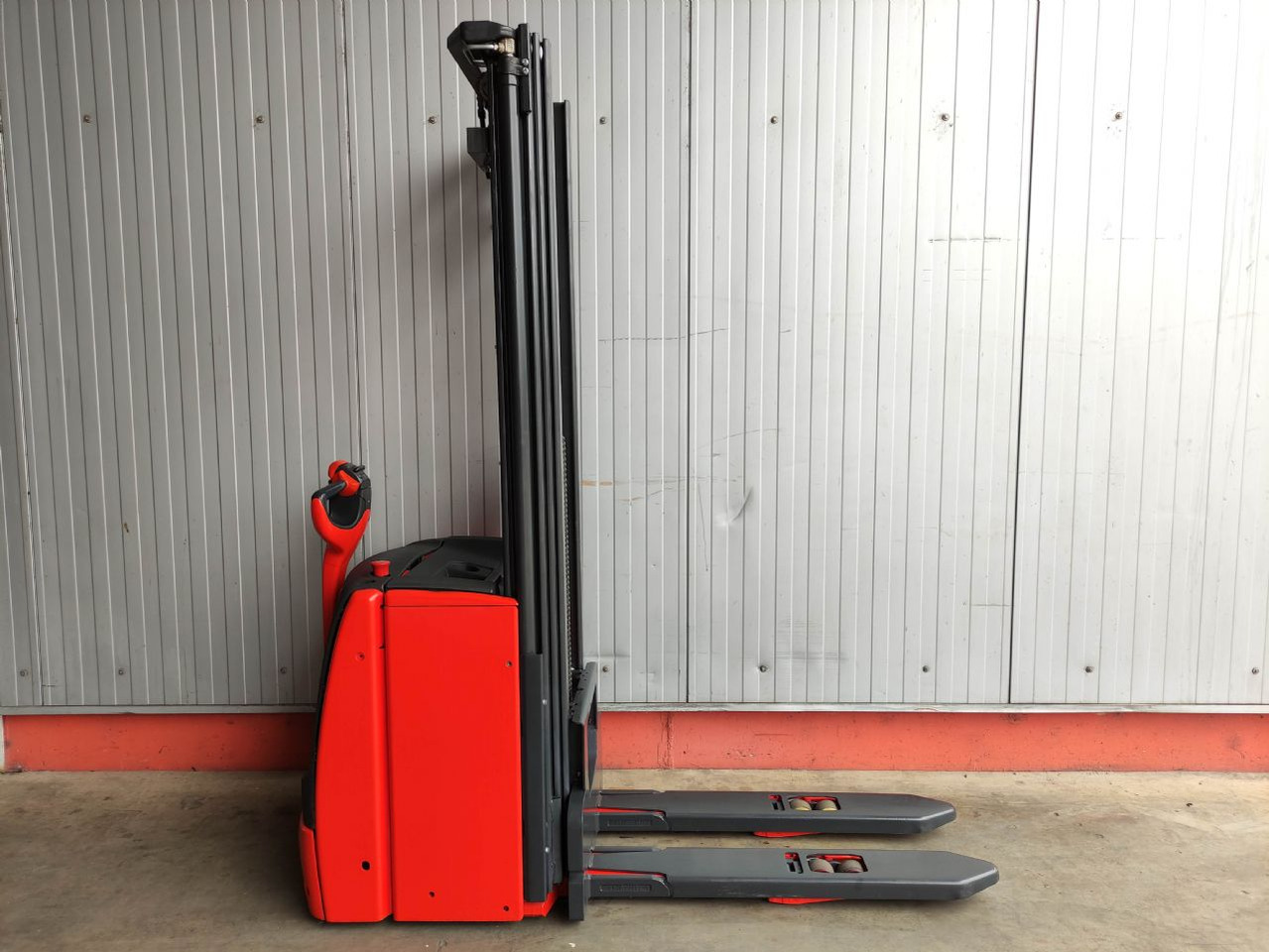Linde L14i-1173 - Emelőtargoncá: 2 kép. Linde L14i-1173 - Emelőtargoncá: 2 kép.