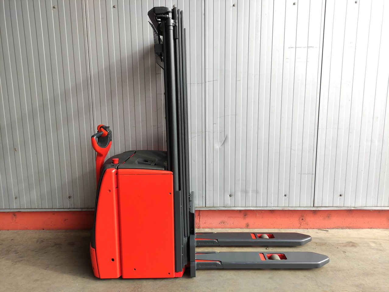 Linde L16-1173 (LACK NEU) - Emelőtargoncá: 2 kép. Linde L16-1173 (LACK NEU) - Emelőtargoncá: 2 kép.