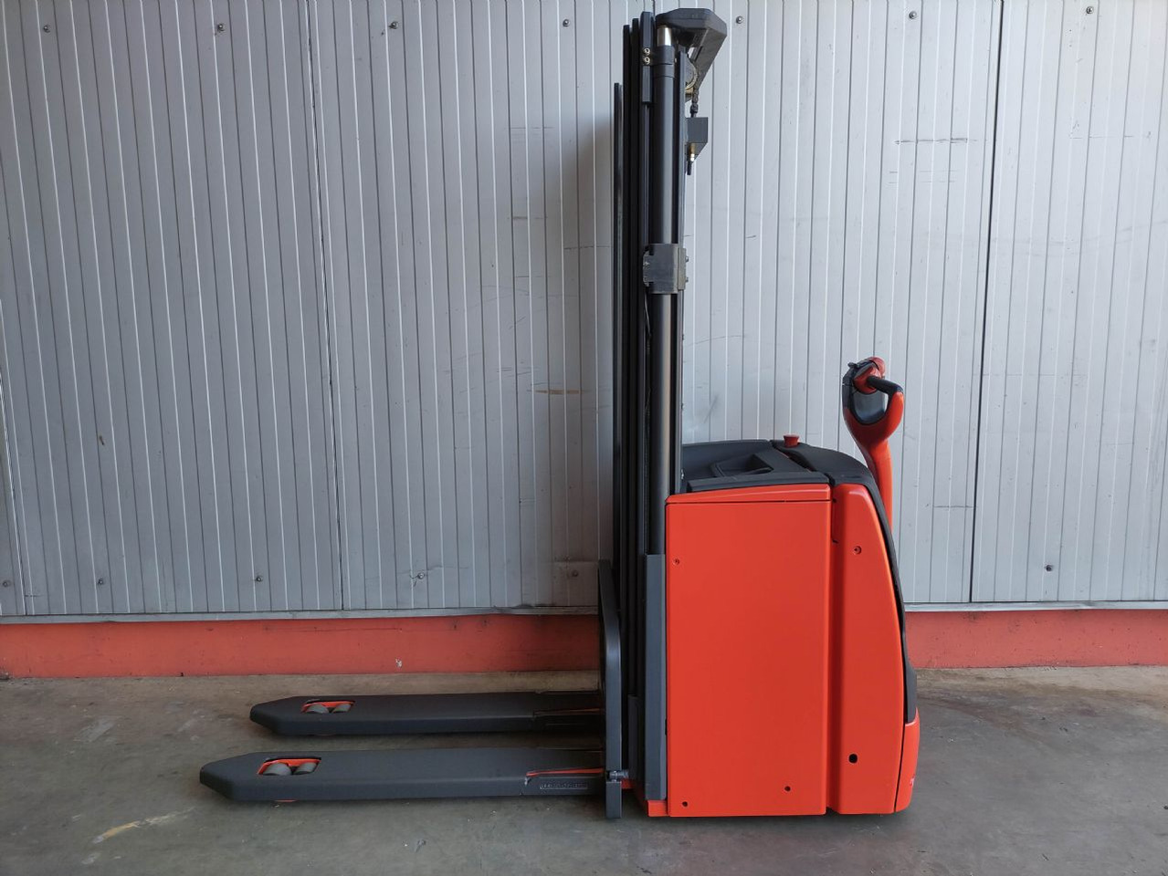 Linde L16-1173 (LACK NEU) - Emelőtargoncá: 1 kép. Linde L16-1173 (LACK NEU) - Emelőtargoncá: 1 kép.