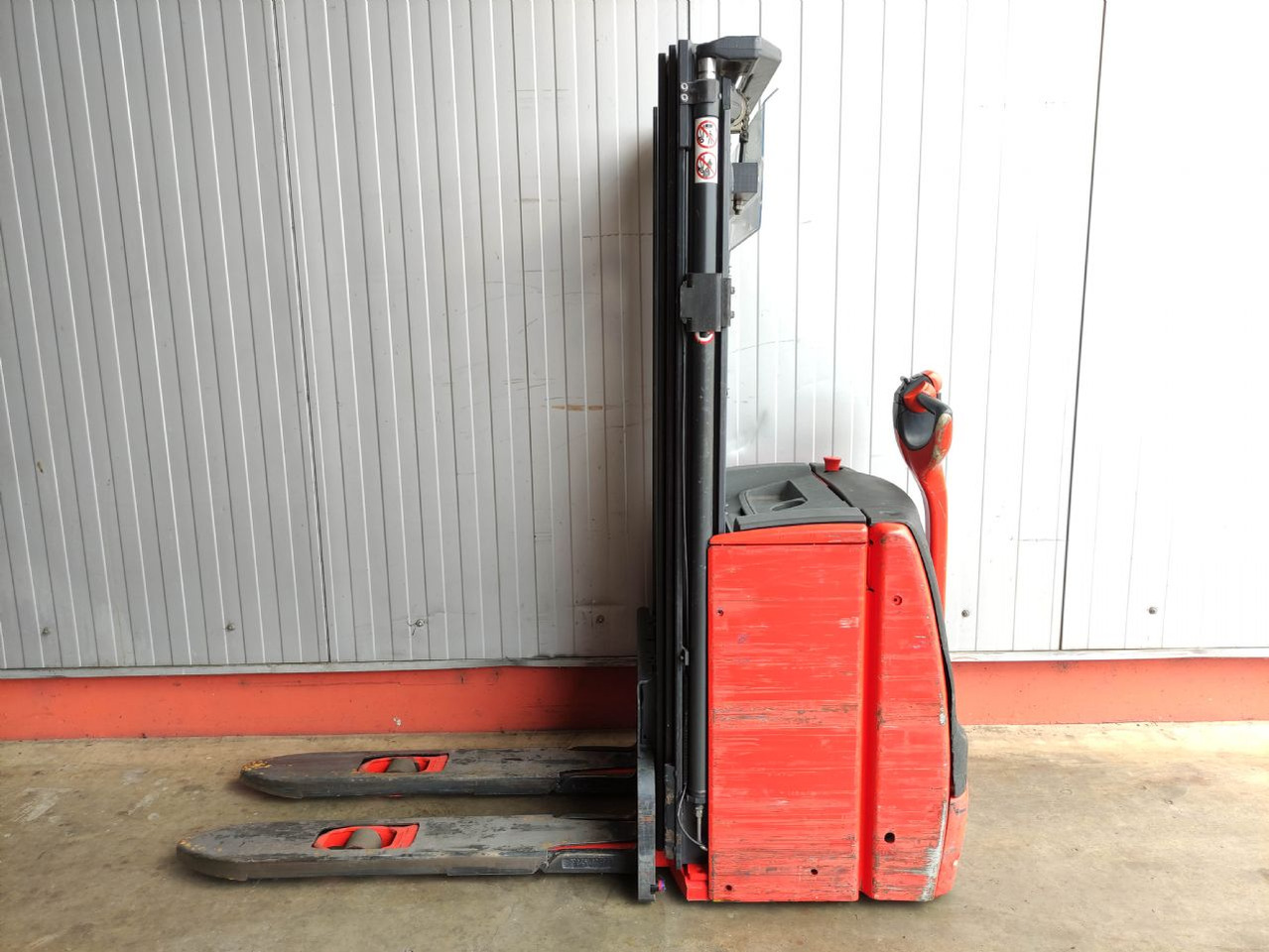 Linde L16-1173 - Emelőtargoncá: 1 kép. Linde L16-1173 - Emelőtargoncá: 1 kép.