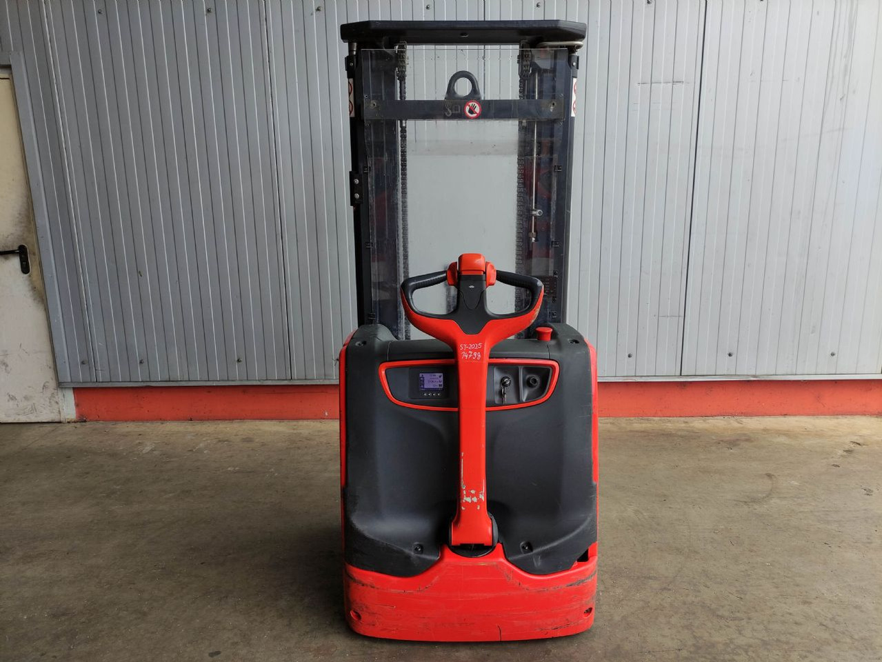 Linde L16-1173 - Emelőtargoncá: 4 kép. Linde L16-1173 - Emelőtargoncá: 4 kép.