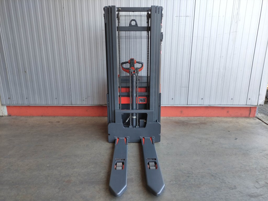 Linde L16i-1173 - Emelőtargoncá: 3 kép. Linde L16i-1173 - Emelőtargoncá: 3 kép.