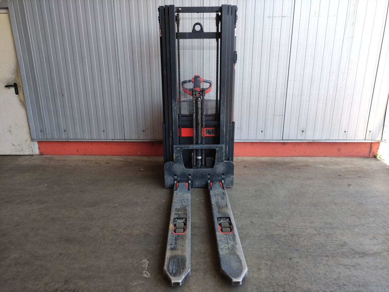 Linde L16i-1173 - Emelőtargoncá: 3 kép. Linde L16i-1173 - Emelőtargoncá: 3 kép.