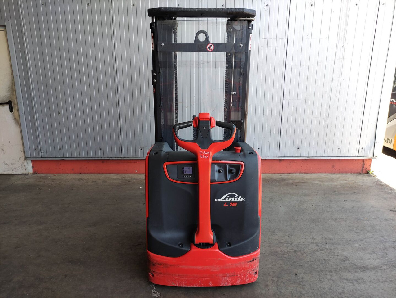 Linde L16i-1173 - Emelőtargoncá: 4 kép. Linde L16i-1173 - Emelőtargoncá: 4 kép.