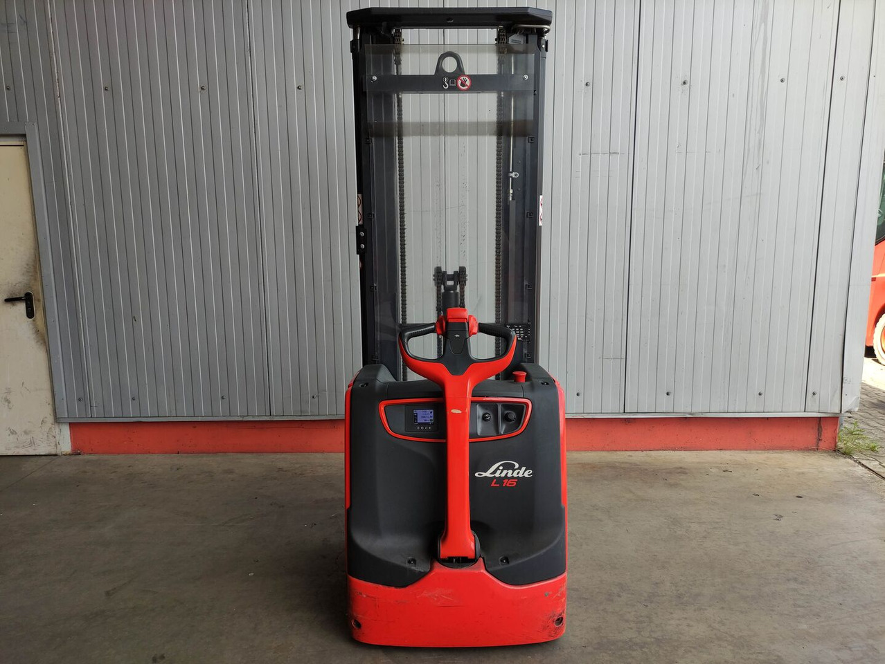 Linde L16i-1173 - Emelőtargoncá: 4 kép. Linde L16i-1173 - Emelőtargoncá: 4 kép.