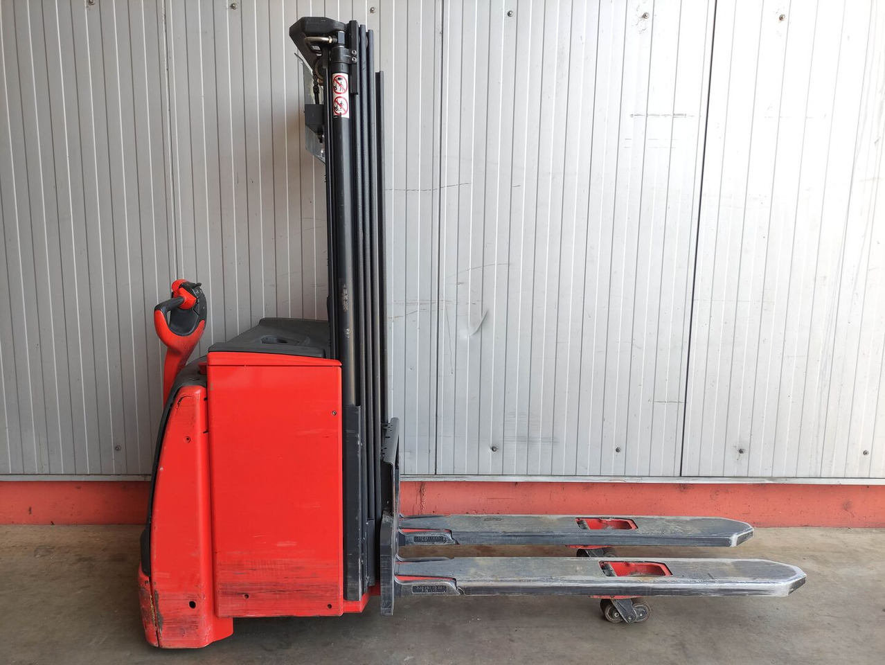 Linde L16i-1173 - Emelőtargoncá: 2 kép. Linde L16i-1173 - Emelőtargoncá: 2 kép.