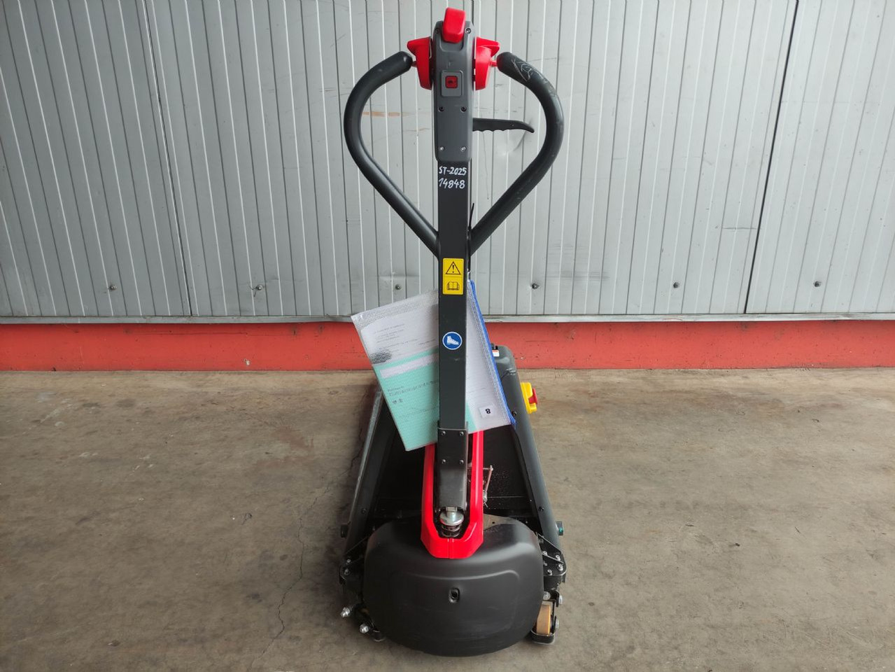 Linde MT15C - Kézi raklapemelő: 4 kép. Linde MT15C - Kézi raklapemelő: 4 kép.