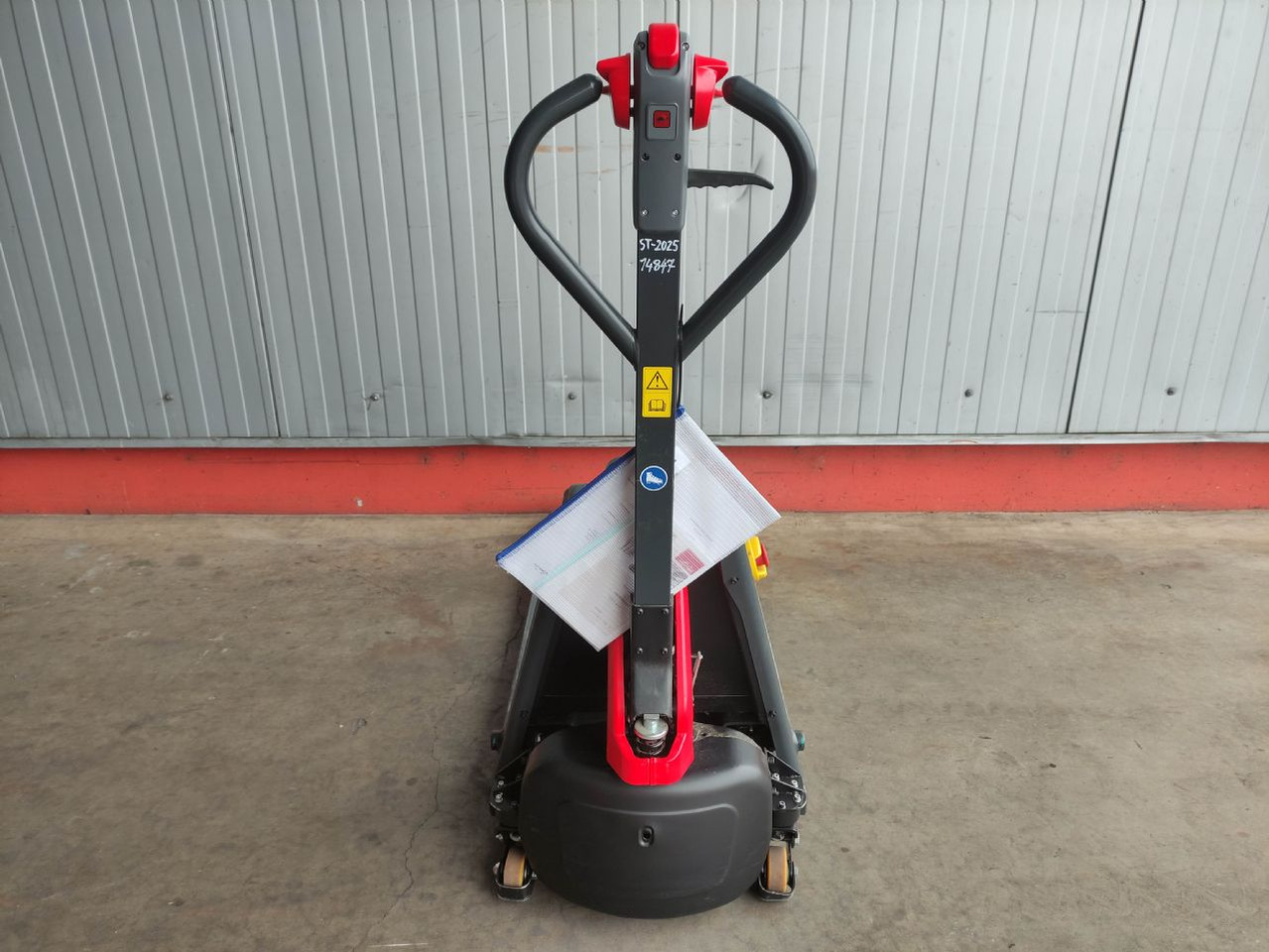 Linde MT15C - Kézi raklapemelő: 4 kép. Linde MT15C - Kézi raklapemelő: 4 kép.