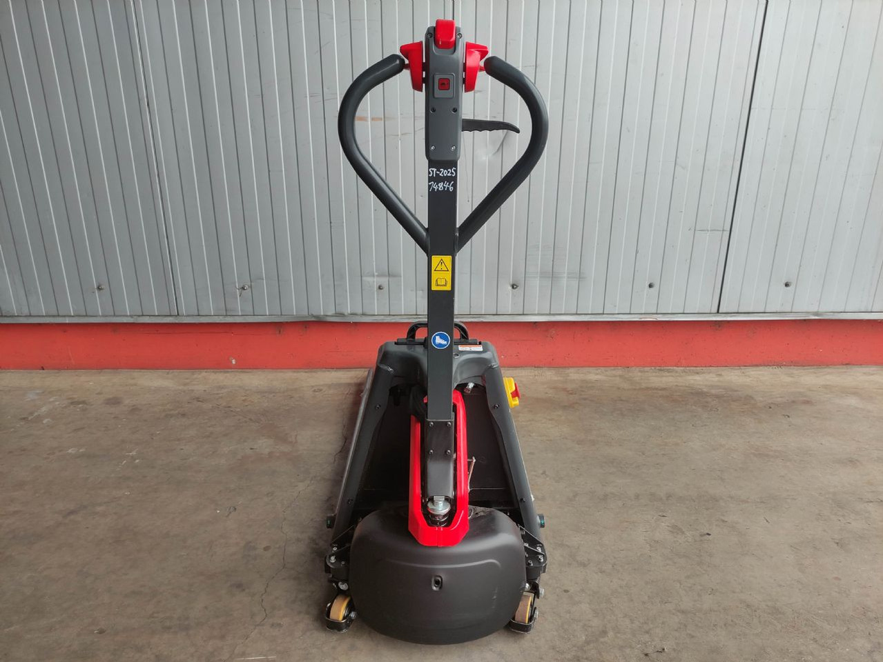 Linde MT15C - Kézi raklapemelő: 4 kép. Linde MT15C - Kézi raklapemelő: 4 kép.