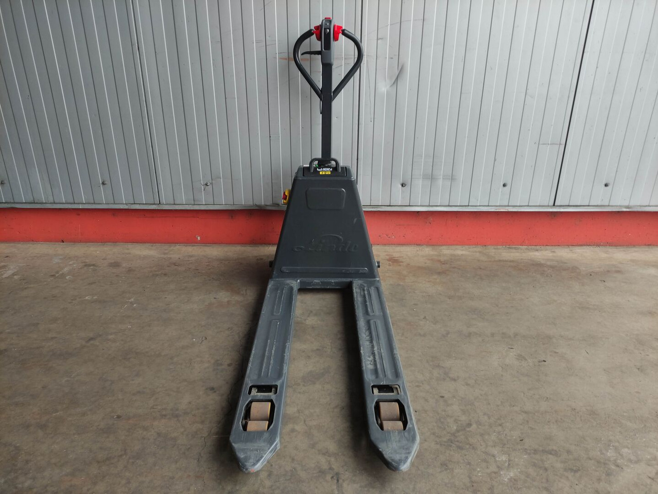 Linde MT15C - Kézi raklapemelő: 3 kép. Linde MT15C - Kézi raklapemelő: 3 kép.
