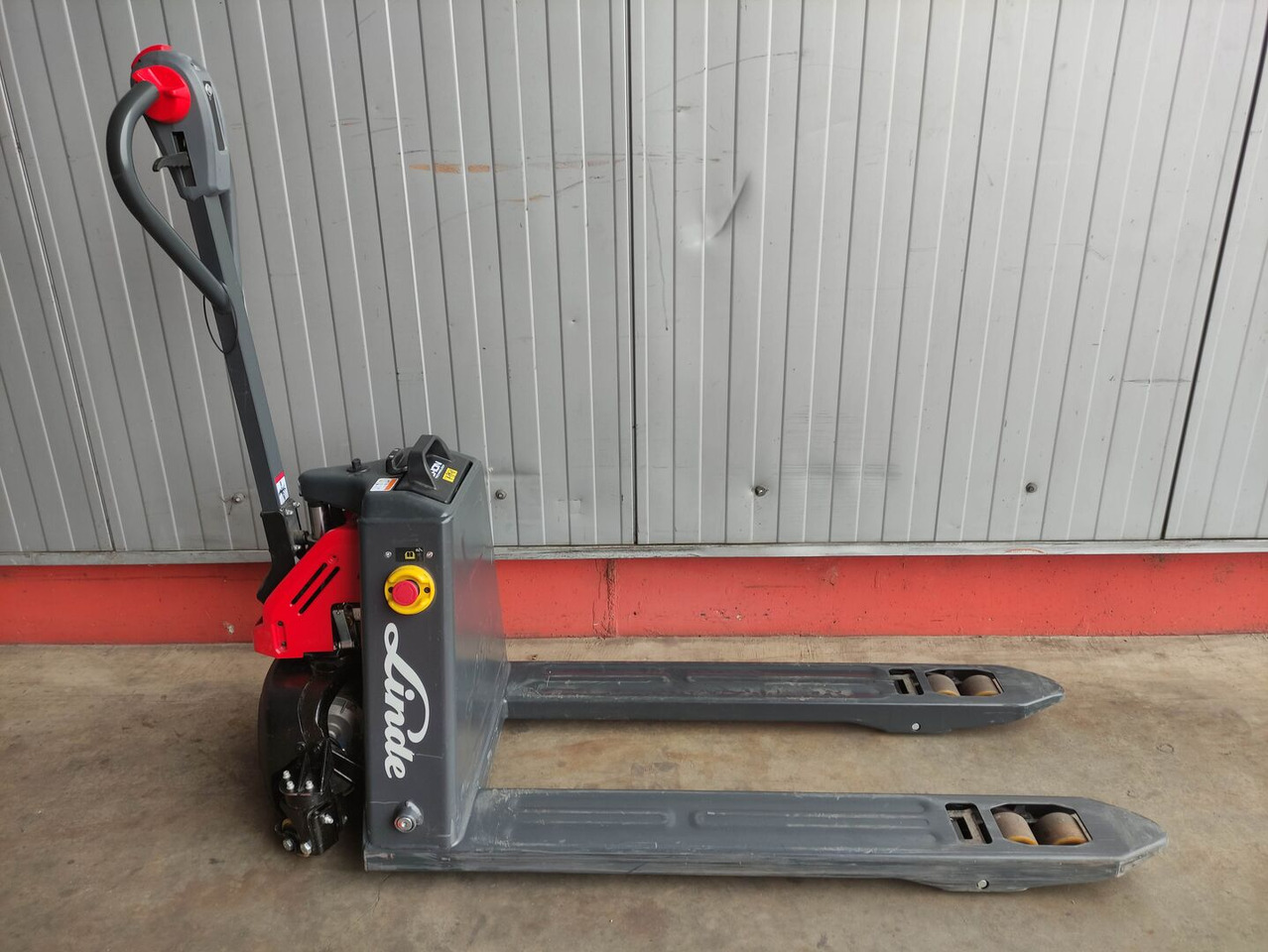 Linde MT15C - Kézi raklapemelő: 2 kép. Linde MT15C - Kézi raklapemelő: 2 kép.