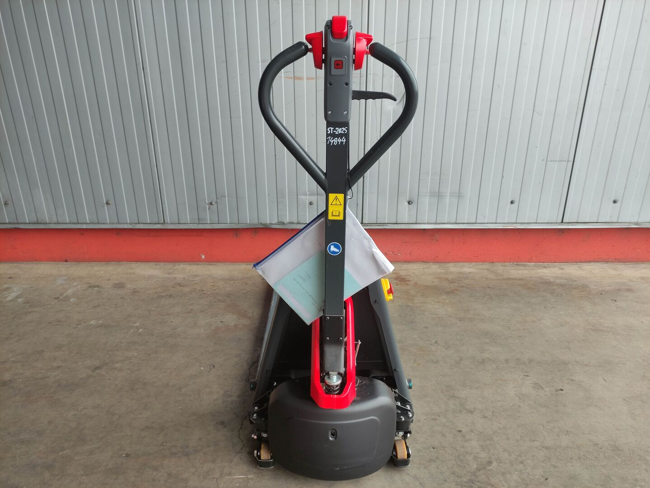 Linde MT15C - Kézi raklapemelő: 4 kép. Linde MT15C - Kézi raklapemelő: 4 kép.