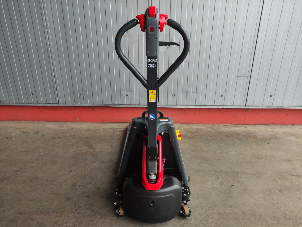 Linde MT15C - Kézi raklapemelő: 4 kép. Linde MT15C - Kézi raklapemelő: 4 kép.