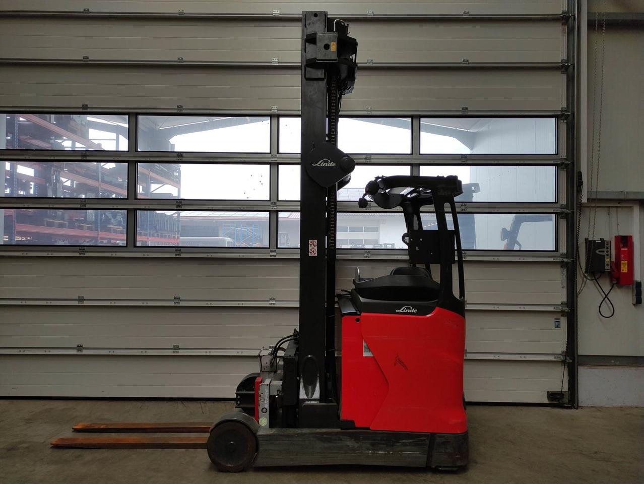 Linde R20-1120 - Tolóoszlopos targoncá: 1 kép. Linde R20-1120 - Tolóoszlopos targoncá: 1 kép.