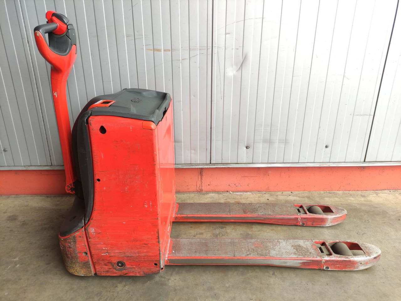Linde T16-1152 - Kézi raklapemelő: 2 kép. Linde T16-1152 - Kézi raklapemelő: 2 kép.
