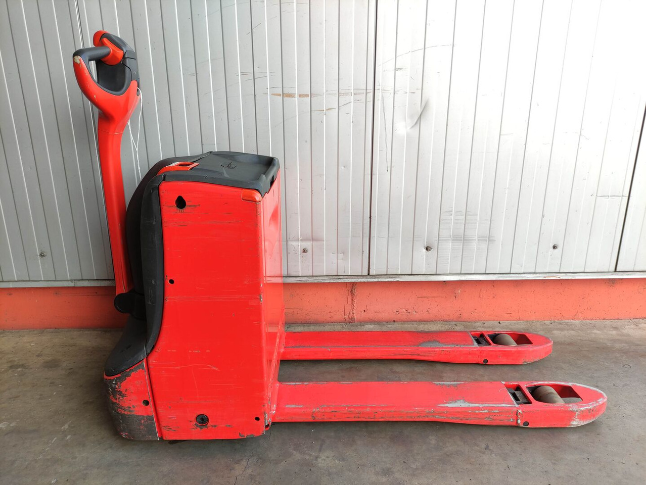 Linde T16-1152 - Kézi raklapemelő: 2 kép. Linde T16-1152 - Kézi raklapemelő: 2 kép.