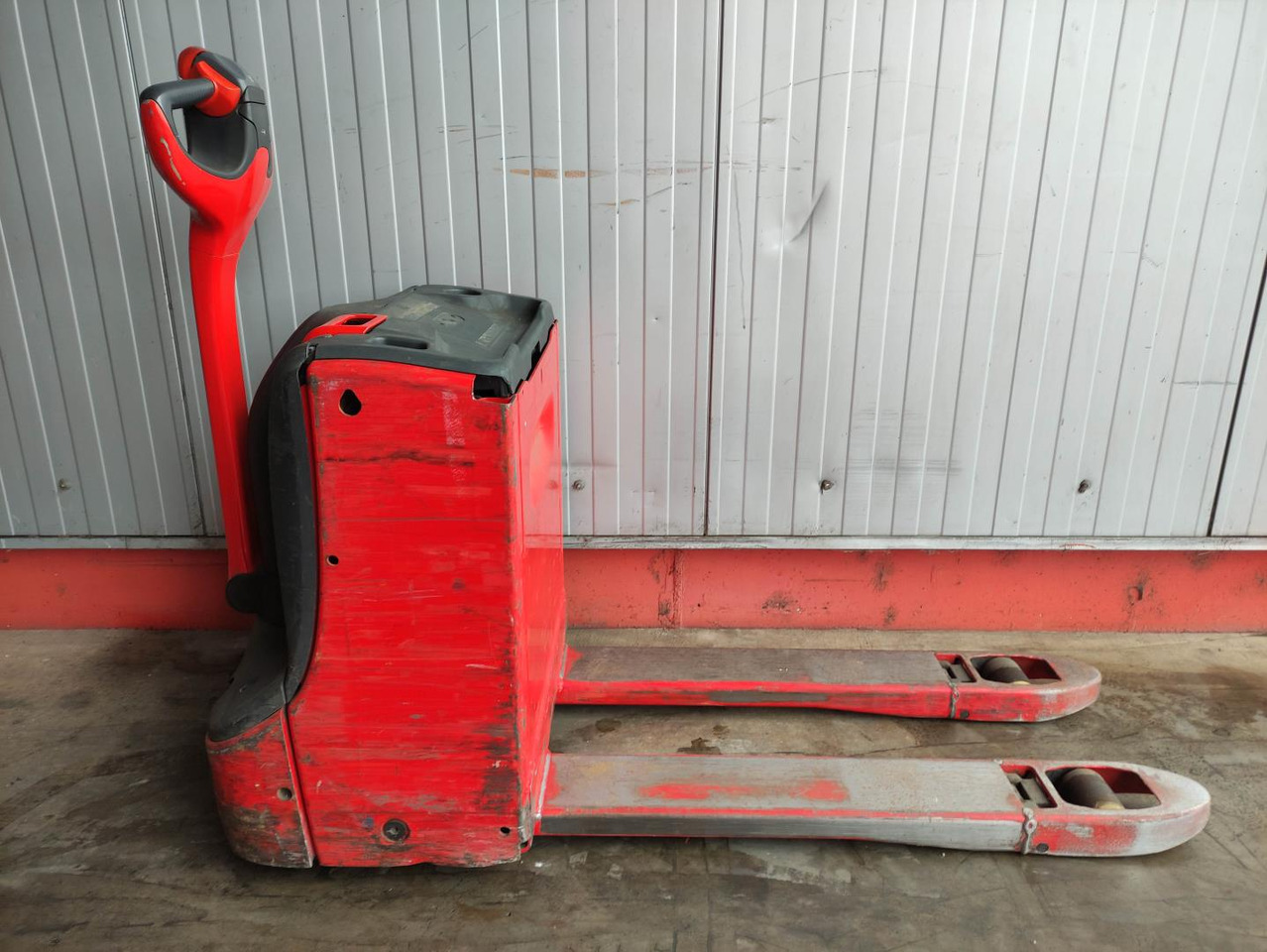 Linde T16-1152 - Emelőtargoncá: 2 kép. Linde T16-1152 - Emelőtargoncá: 2 kép.
