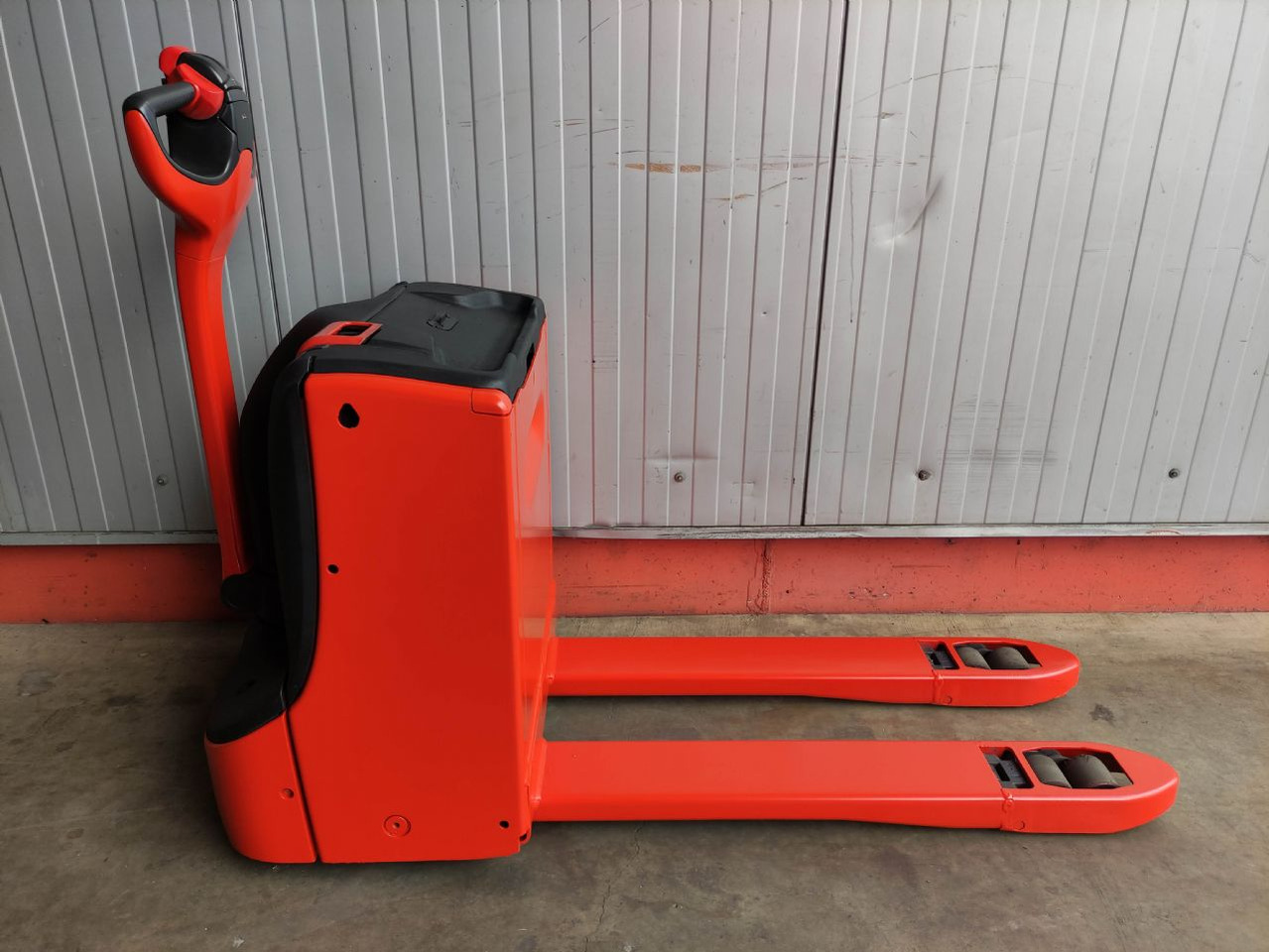 Linde T18-1152 (LACK NEU) - Kézi raklapemelő: 2 kép. Linde T18-1152 (LACK NEU) - Kézi raklapemelő: 2 kép.