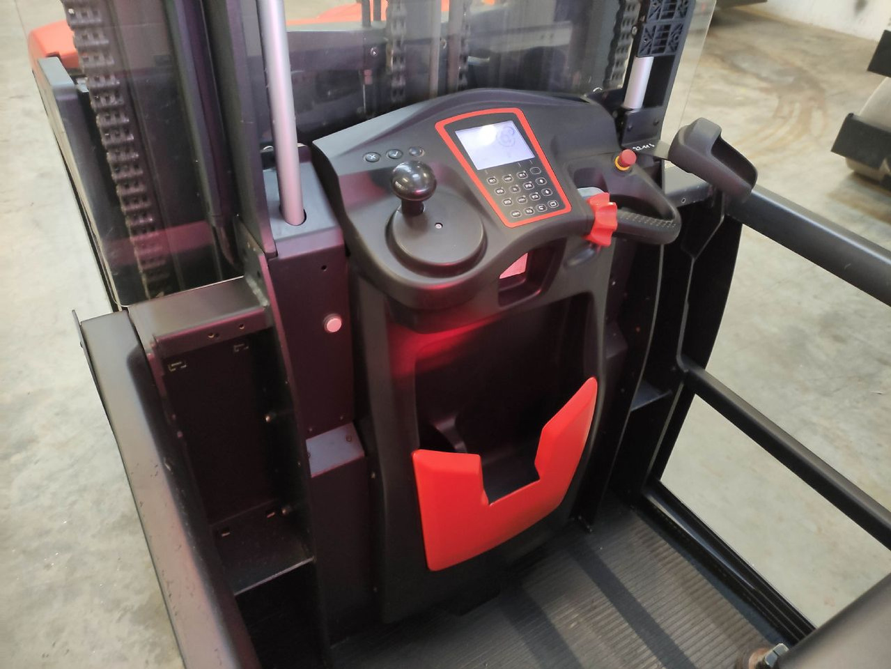 Linde V Modular - Komissiózó targoncá: 5 kép. Linde V Modular - Komissiózó targoncá: 5 kép.