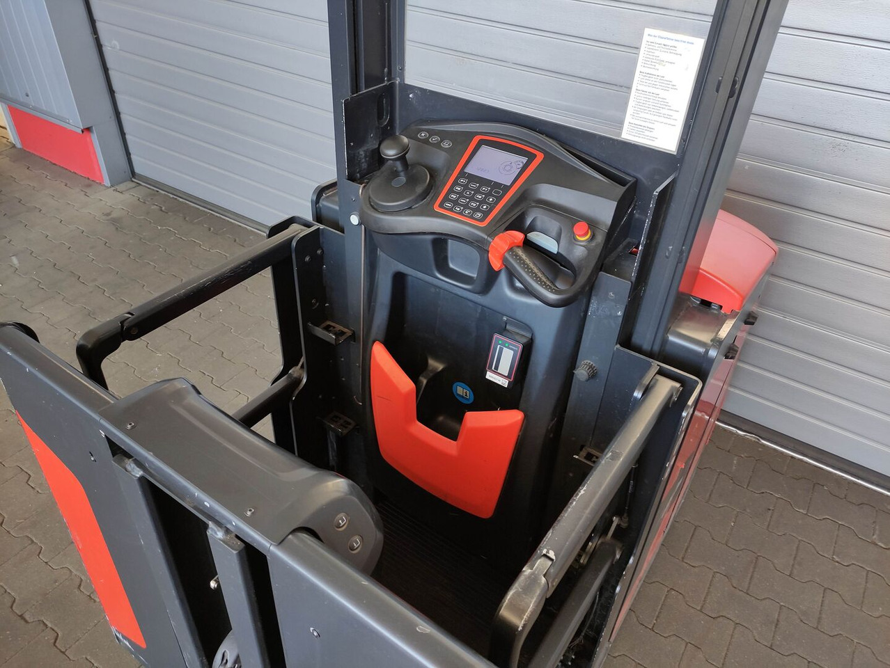 Linde V10-02 - Komissiózó targoncá: 5 kép. Linde V10-02 - Komissiózó targoncá: 5 kép.