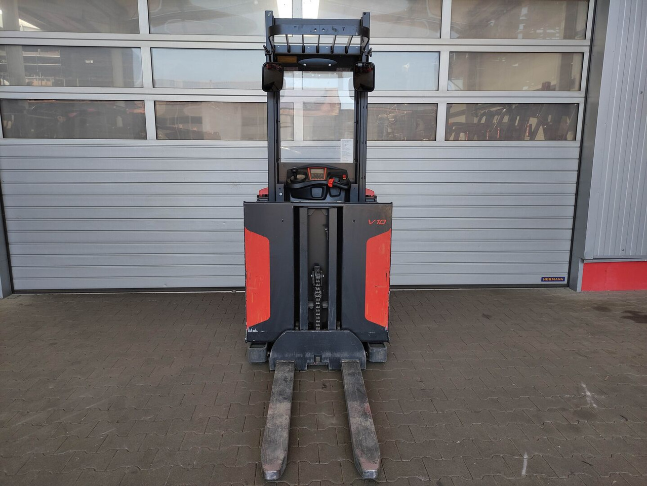 Linde V10-02 - Komissiózó targoncá: 4 kép. Linde V10-02 - Komissiózó targoncá: 4 kép.
