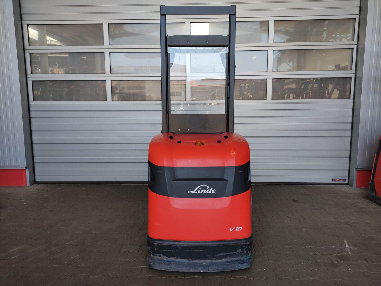 Linde V10-02 - Komissiózó targoncá: 4 kép. Linde V10-02 - Komissiózó targoncá: 4 kép.