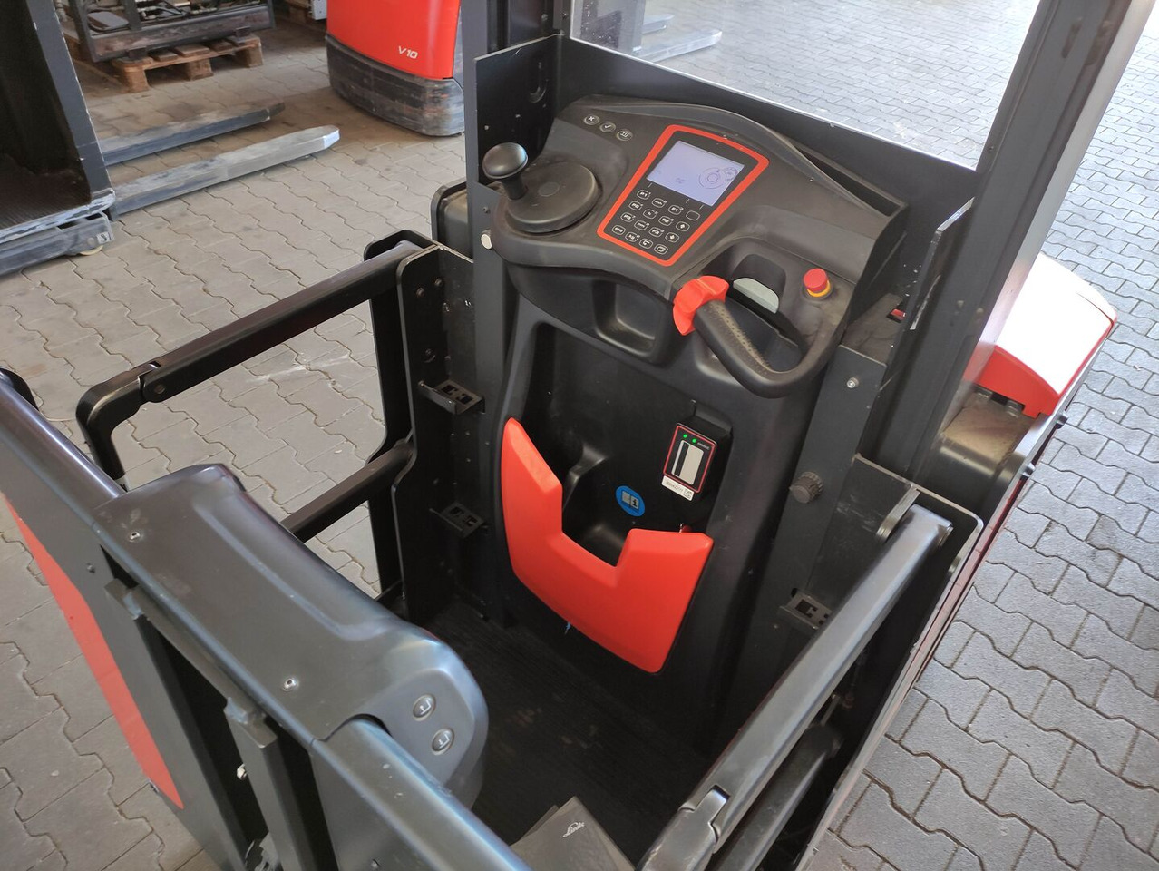 Linde V10-02 - Komissiózó targoncá: 5 kép. Linde V10-02 - Komissiózó targoncá: 5 kép.