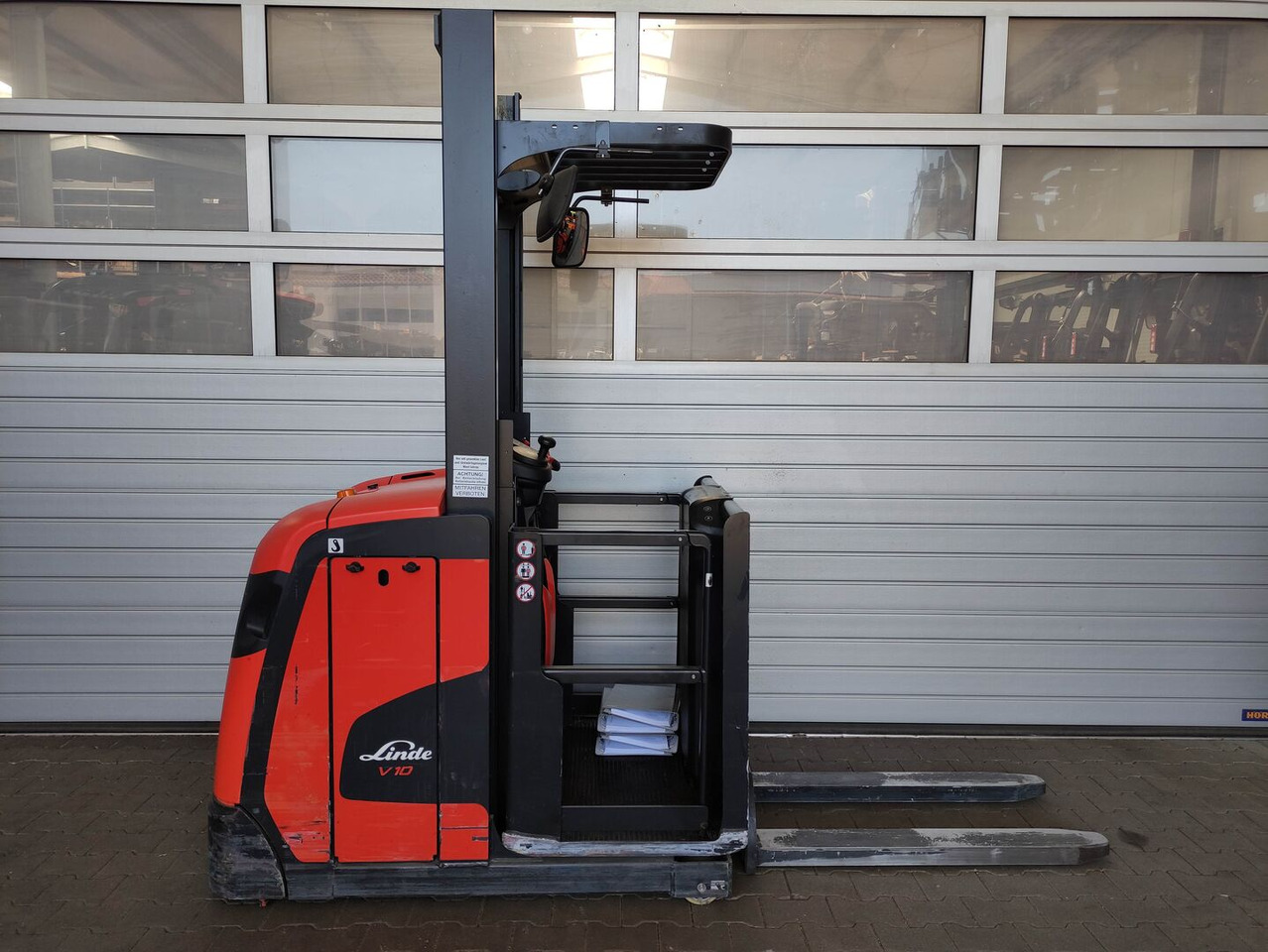 Linde V10-02 - Komissiózó targoncá: 1 kép. Linde V10-02 - Komissiózó targoncá: 1 kép.