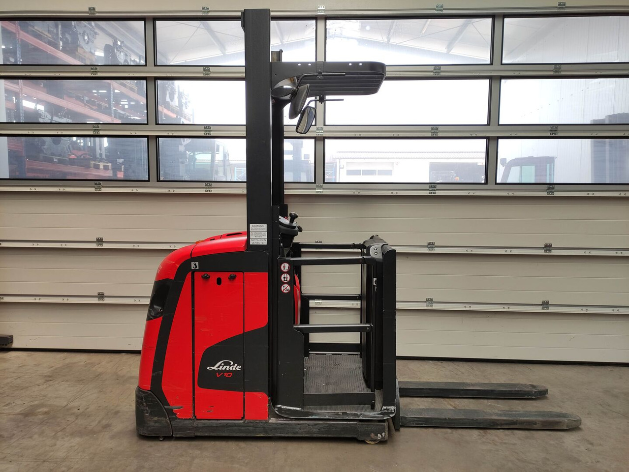 Linde V10-02 - Komissiózó targoncá: 2 kép. Linde V10-02 - Komissiózó targoncá: 2 kép.