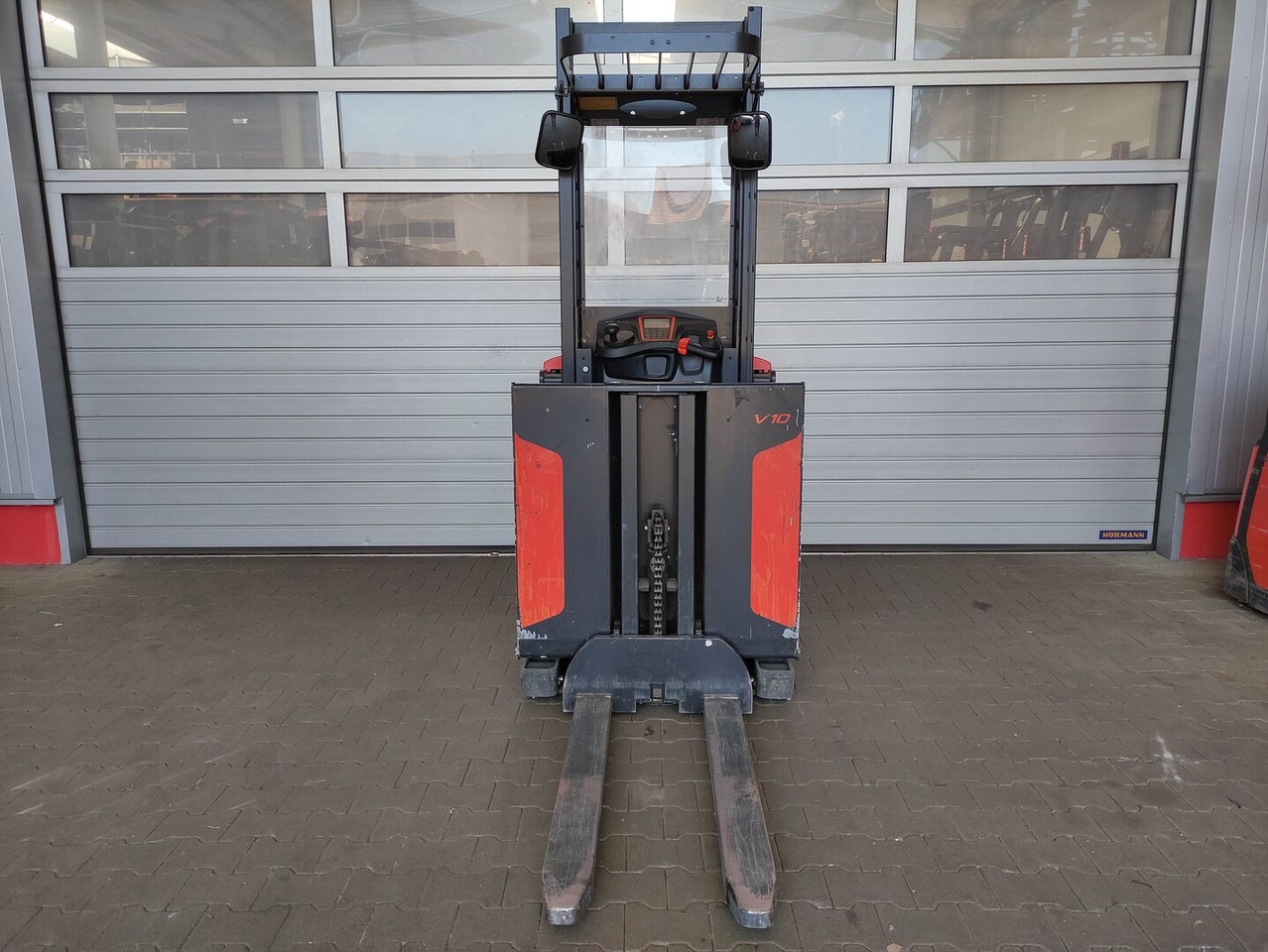 Linde V10-02 - Komissiózó targoncá: 3 kép. Linde V10-02 - Komissiózó targoncá: 3 kép.