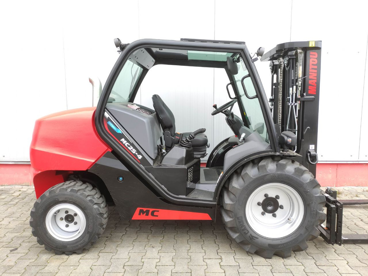 Manitou MC25-4 DK ST5 S1 (NEU) - Terepjáró képességű targoncá: 2 kép. Manitou MC25-4 DK ST5 S1 (NEU) - Terepjáró képességű targoncá: 2 kép.