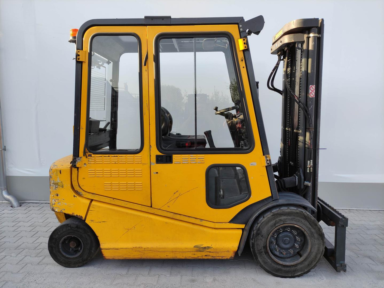 OM-Pimespo XE40 - Elektromos targonca: 2 kép. OM-Pimespo XE40 - Elektromos targonca: 2 kép.
