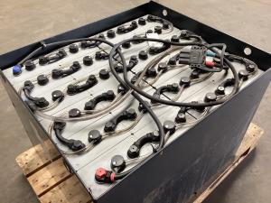 SBS 48V 6 PzS 690 - Akkumulátor - Villás targonca: 1 kép. SBS 48V 6 PzS 690 - Akkumulátor - Villás targonca: 1 kép.