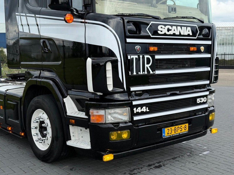 Scania R 144 530 SHOW TRUCK, INTERIEUR, OPEN UITLAAT, HOBBY, TOP. - Nyergesvontató: 4 kép. Scania R 144 530 SHOW TRUCK, INTERIEUR, OPEN UITLAAT, HOBBY, TOP. - Nyergesvontató: 4 kép.