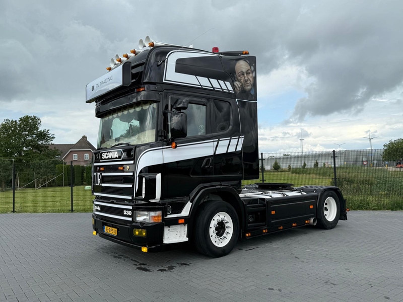 Scania R 144 530 SHOW TRUCK, INTERIEUR, OPEN UITLAAT, HOBBY, TOP. - Nyergesvontató: 2 kép. Scania R 144 530 SHOW TRUCK, INTERIEUR, OPEN UITLAAT, HOBBY, TOP. - Nyergesvontató: 2 kép.