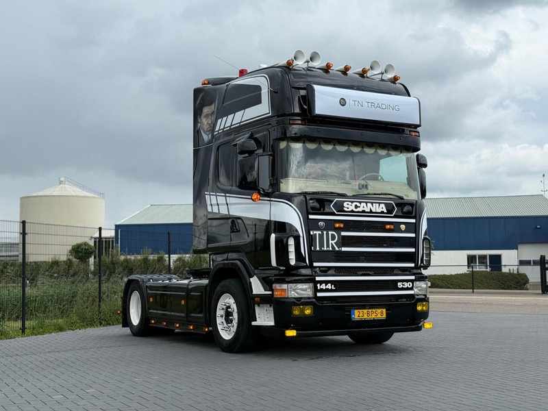 Scania R 144 530 SHOW TRUCK, INTERIEUR, OPEN UITLAAT, HOBBY, TOP. - Nyergesvontató: 1 kép. Scania R 144 530 SHOW TRUCK, INTERIEUR, OPEN UITLAAT, HOBBY, TOP. - Nyergesvontató: 1 kép.