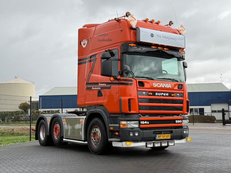 Scania R 164 GA 6X2/4 NA 580 SHOW TRUCK, GESTUURDE VOORLOPER, COMPLEET, TOP. - Nyergesvontató: 1 kép. Scania R 164 GA 6X2/4 NA 580 SHOW TRUCK, GESTUURDE VOORLOPER, COMPLEET, TOP. - Nyergesvontató: 1 kép.