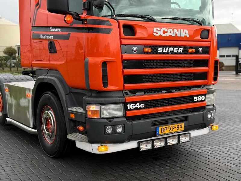 Scania R 164 GA 6X2/4 NA 580 SHOW TRUCK, GESTUURDE VOORLOPER, COMPLEET, TOP. - Nyergesvontató: 5 kép. Scania R 164 GA 6X2/4 NA 580 SHOW TRUCK, GESTUURDE VOORLOPER, COMPLEET, TOP. - Nyergesvontató: 5 kép.
