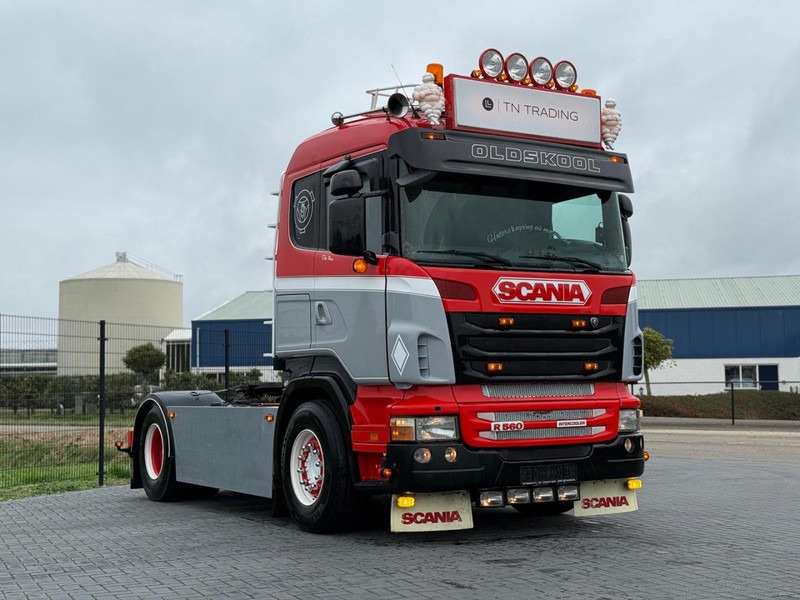 Scania R560 V8 SHOW, TOP, LEREN STOELEN, RETARDER, HANDGESCHAKELD. - Nyergesvontató: 1 kép. Scania R560 V8 SHOW, TOP, LEREN STOELEN, RETARDER, HANDGESCHAKELD. - Nyergesvontató: 1 kép.
