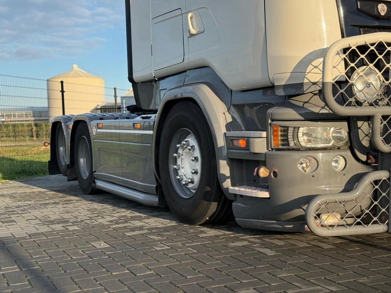 Scania R580 VOLLE SHOWTRUCK, VOLLUCHT, OPEN UITLAAT, INTERIEUR. - Nyergesvontató: 4 kép. Scania R580 VOLLE SHOWTRUCK, VOLLUCHT, OPEN UITLAAT, INTERIEUR. - Nyergesvontató: 4 kép.