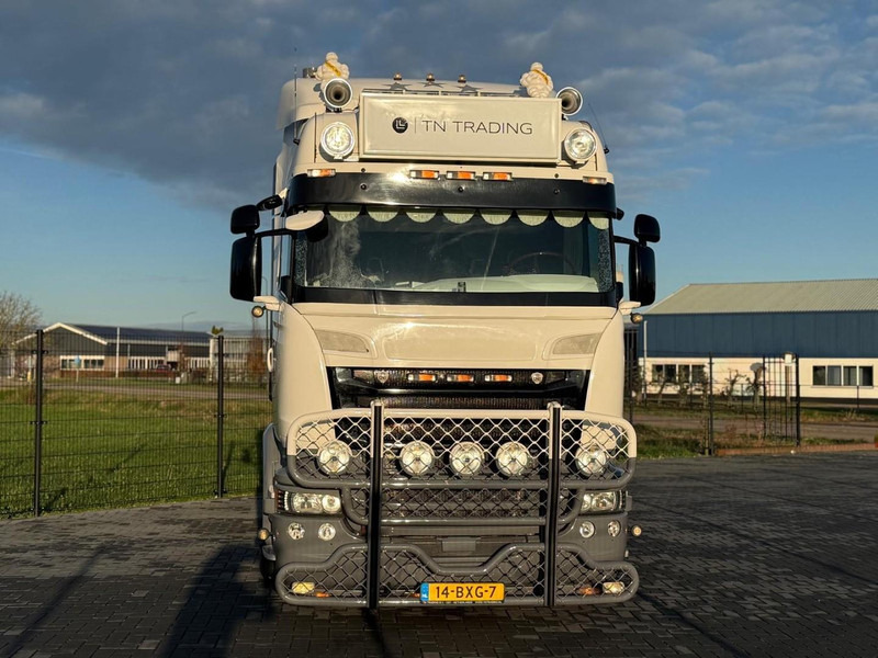 Scania R580 VOLLE SHOWTRUCK, VOLLUCHT, OPEN UITLAAT, INTERIEUR. - Nyergesvontató: 2 kép. Scania R580 VOLLE SHOWTRUCK, VOLLUCHT, OPEN UITLAAT, INTERIEUR. - Nyergesvontató: 2 kép.