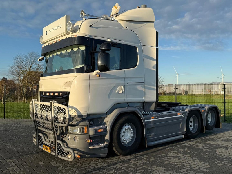 Scania R580 VOLLE SHOWTRUCK, VOLLUCHT, OPEN UITLAAT, INTERIEUR. - Nyergesvontató: 3 kép. Scania R580 VOLLE SHOWTRUCK, VOLLUCHT, OPEN UITLAAT, INTERIEUR. - Nyergesvontató: 3 kép.