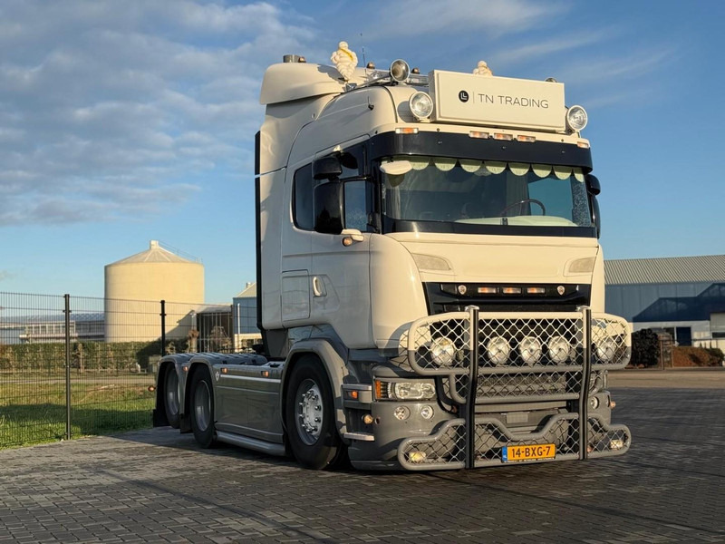 Scania R580 VOLLE SHOWTRUCK, VOLLUCHT, OPEN UITLAAT, INTERIEUR. - Nyergesvontató: 1 kép. Scania R580 VOLLE SHOWTRUCK, VOLLUCHT, OPEN UITLAAT, INTERIEUR. - Nyergesvontató: 1 kép.