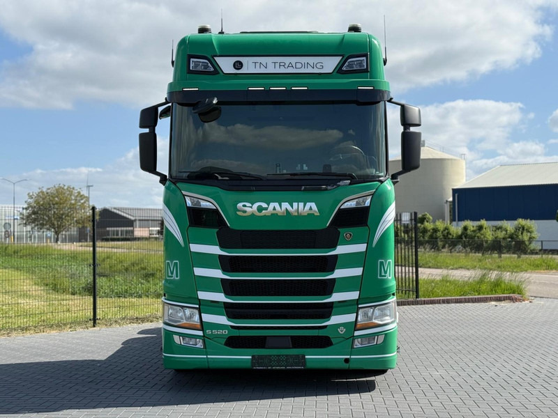 Scania S520 V8 NGS 2.95WB, FULL SPOILER, RETARDER, FULL AIR. - Nyergesvontató: 4 kép. Scania S520 V8 NGS 2.95WB, FULL SPOILER, RETARDER, FULL AIR. - Nyergesvontató: 4 kép.