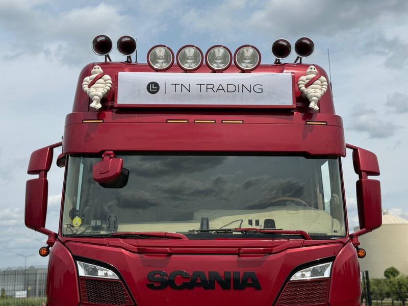 Scania S520 V8 NGS SHOWTRUCK, KLEP IN UITLAAT, 6X2/4, VOLLUCHT, RETARDER. - Nyergesvontató: 3 kép. Scania S520 V8 NGS SHOWTRUCK, KLEP IN UITLAAT, 6X2/4, VOLLUCHT, RETARDER. - Nyergesvontató: 3 kép.