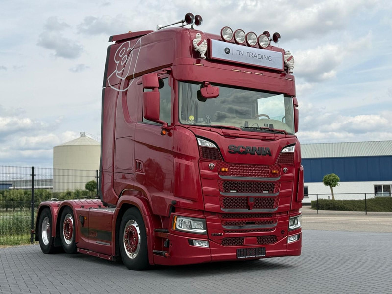 Scania S520 V8 NGS SHOWTRUCK, KLEP IN UITLAAT, 6X2/4, VOLLUCHT, RETARDER. - Nyergesvontató: 1 kép. Scania S520 V8 NGS SHOWTRUCK, KLEP IN UITLAAT, 6X2/4, VOLLUCHT, RETARDER. - Nyergesvontató: 1 kép.