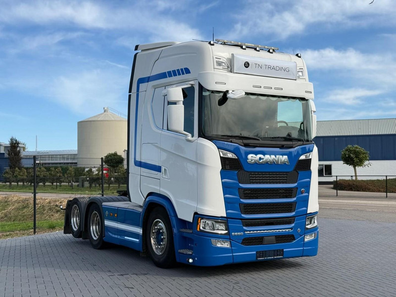 Scania S650 V8 NGS 2.95WB, PTO VOORBEREIDING, VOLLUCHT, KING OF THE ROAD, RETARDER, LEER. - Nyergesvontató: 1 kép. Scania S650 V8 NGS 2.95WB, PTO VOORBEREIDING, VOLLUCHT, KING OF THE ROAD, RETARDER, LEER. - Nyergesvontató: 1 kép.