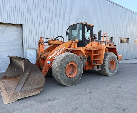 Daewoo M 400 V - Gumikerekes homlokrakodó: 1 kép. Daewoo M 400 V - Gumikerekes homlokrakodó: 1 kép.