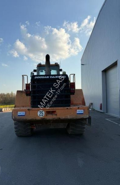 Daewoo M 400 V - Gumikerekes homlokrakodó: 4 kép. Daewoo M 400 V - Gumikerekes homlokrakodó: 4 kép.