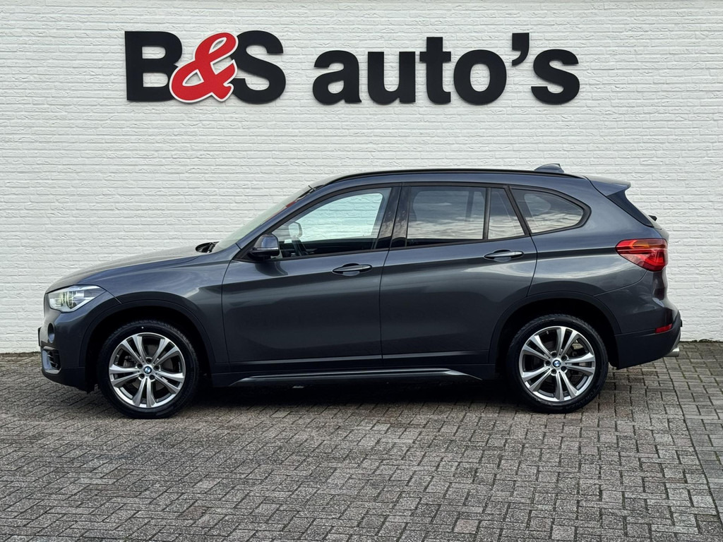 BMW X1-SDrive18i High Executive Automaat Cruise control Climate control Stoelverwarming Navigatie Full LED Head-up display Camera - Terepjáró/ SUV: 5 kép. BMW X1-SDrive18i High Executive Automaat Cruise control Climate control Stoelverwarming Navigatie Full LED Head-up display Camera - Terepjáró/ SUV: 5 kép.
